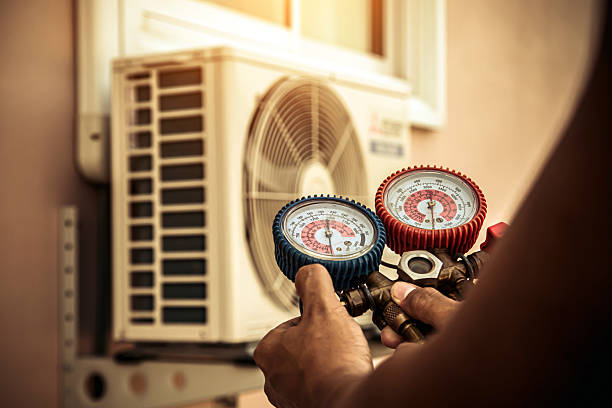Professional Hvac technician working in Glencoe, IL